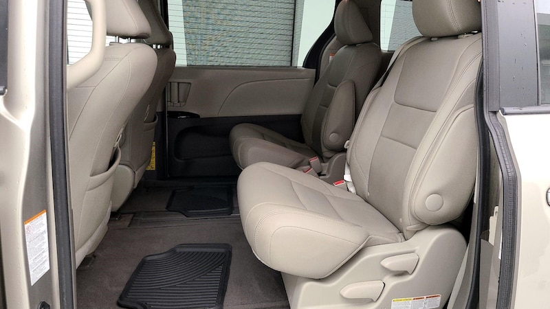 2015 Toyota Sienna XLE 20