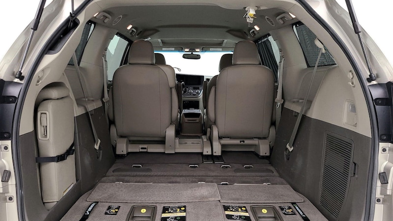 2015 Toyota Sienna XLE 23