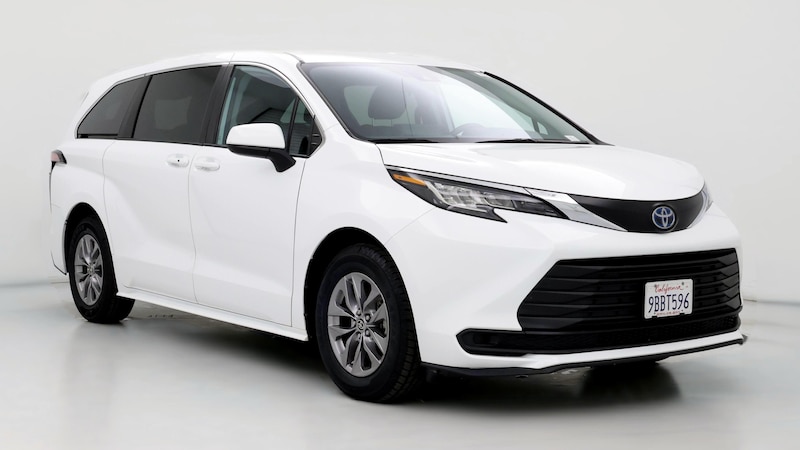 2022 Toyota Sienna LE Hero Image