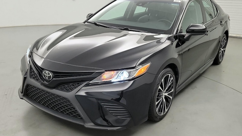 2019 Toyota Camry SE 3