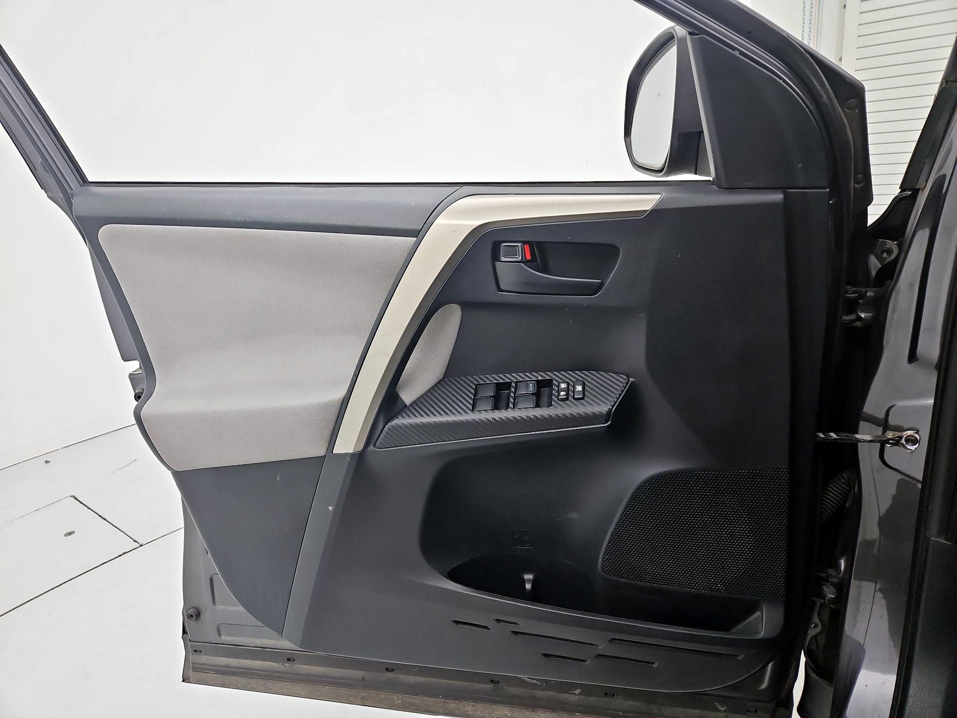 Thumbnail: 2015 Toyota RAV4 - 12