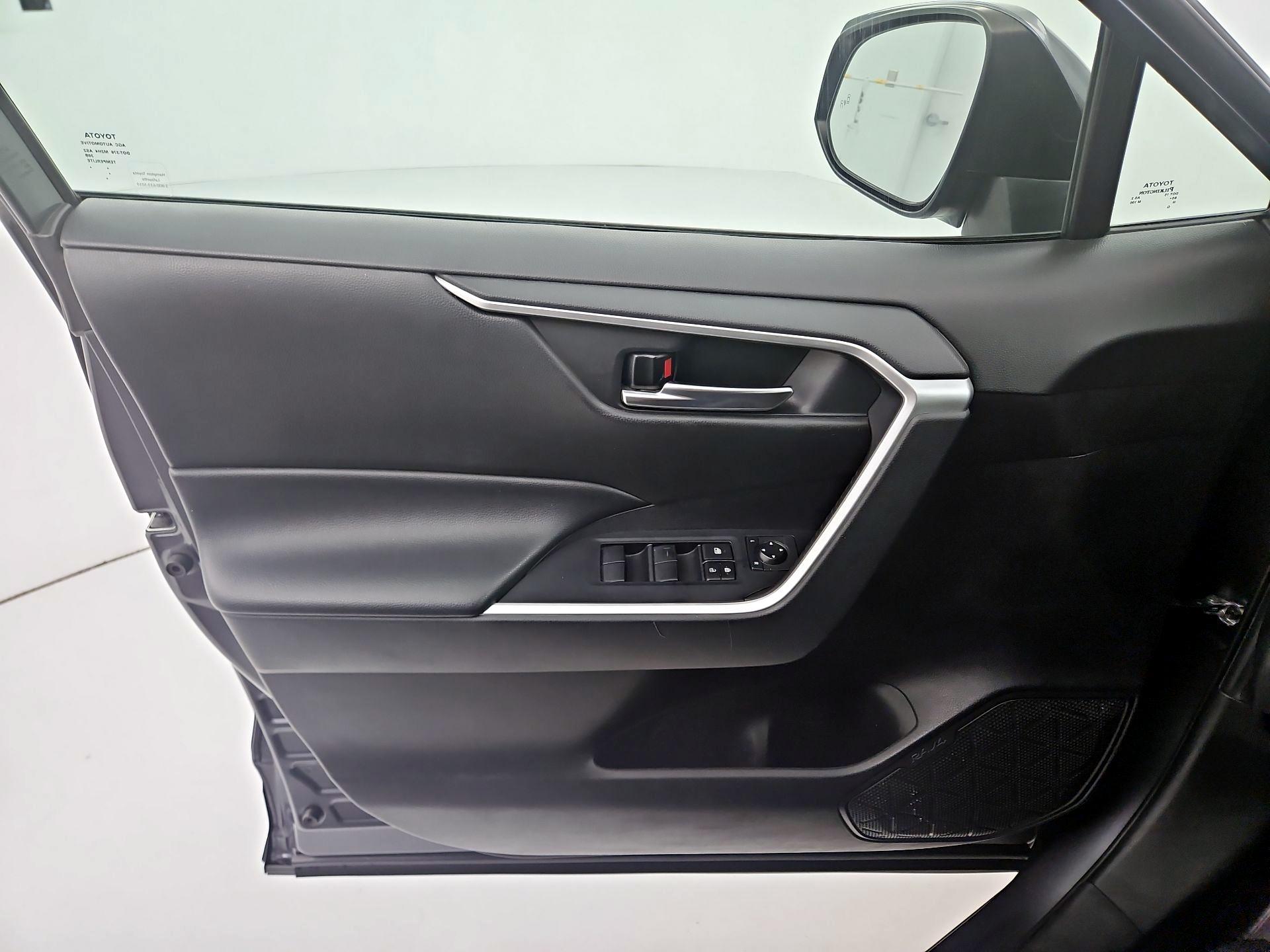 Thumbnail: 2020 Toyota RAV4 - 12