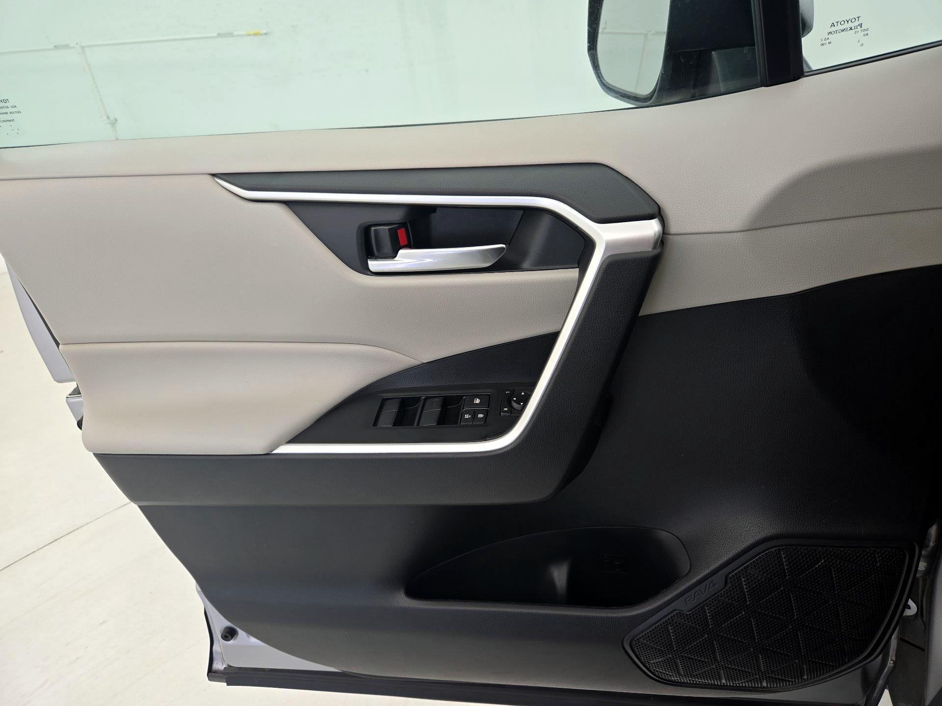Thumbnail: 2020 Toyota RAV4 - 12
