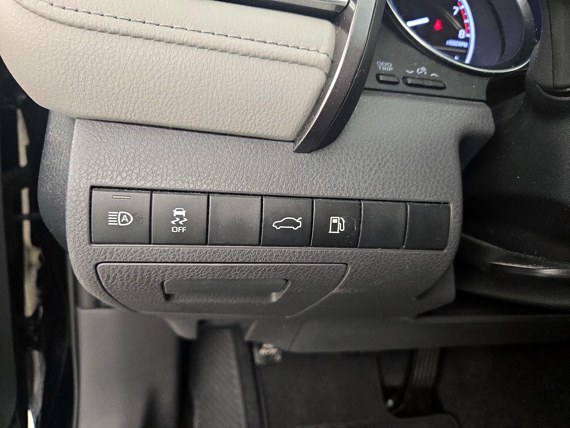 Thumbnail: 2018 Toyota Camry - 13