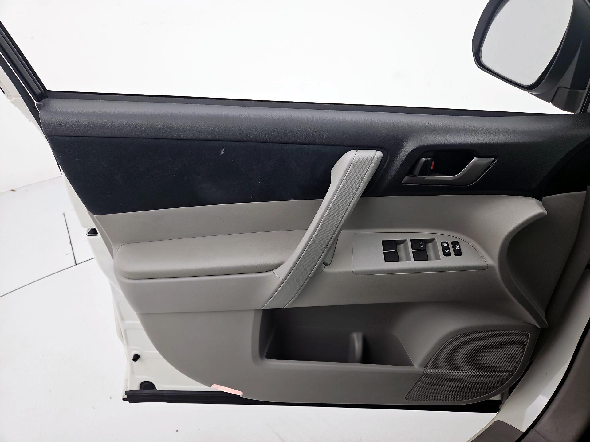 Thumbnail: 2013 Toyota Highlander - 12