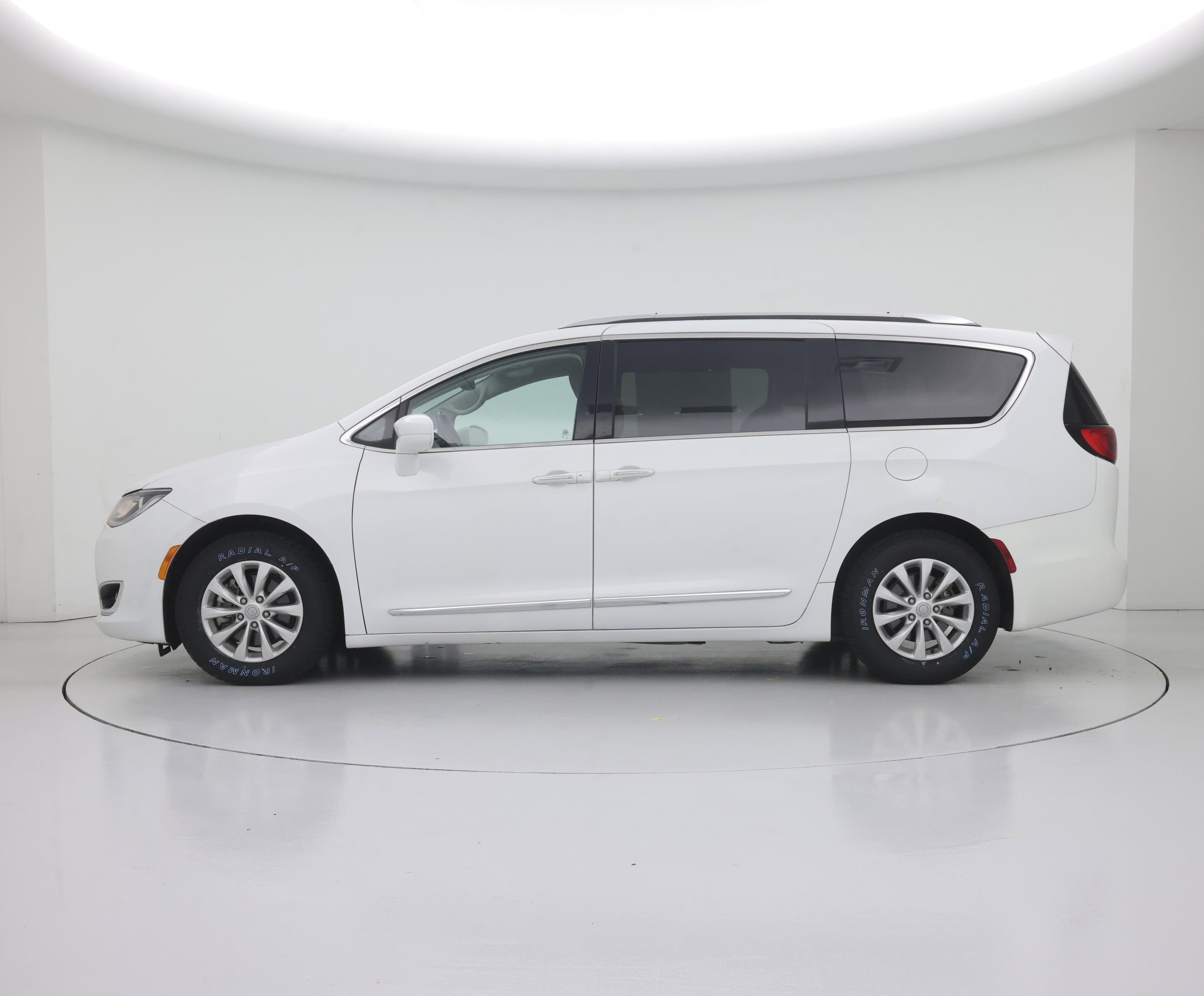 Thumbnail: 2018 Chrysler Pacifica - 3