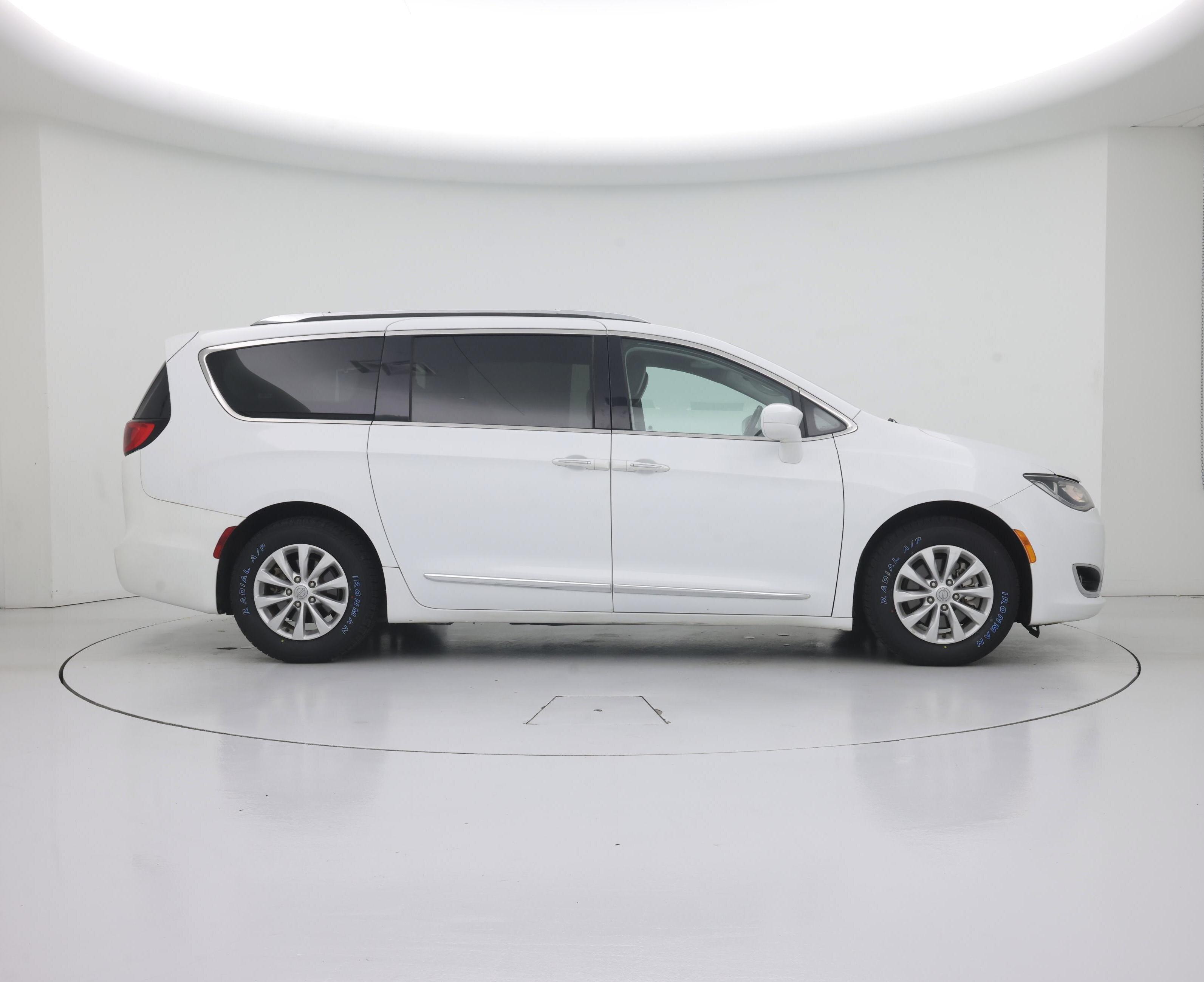 Thumbnail: 2018 Chrysler Pacifica - 7