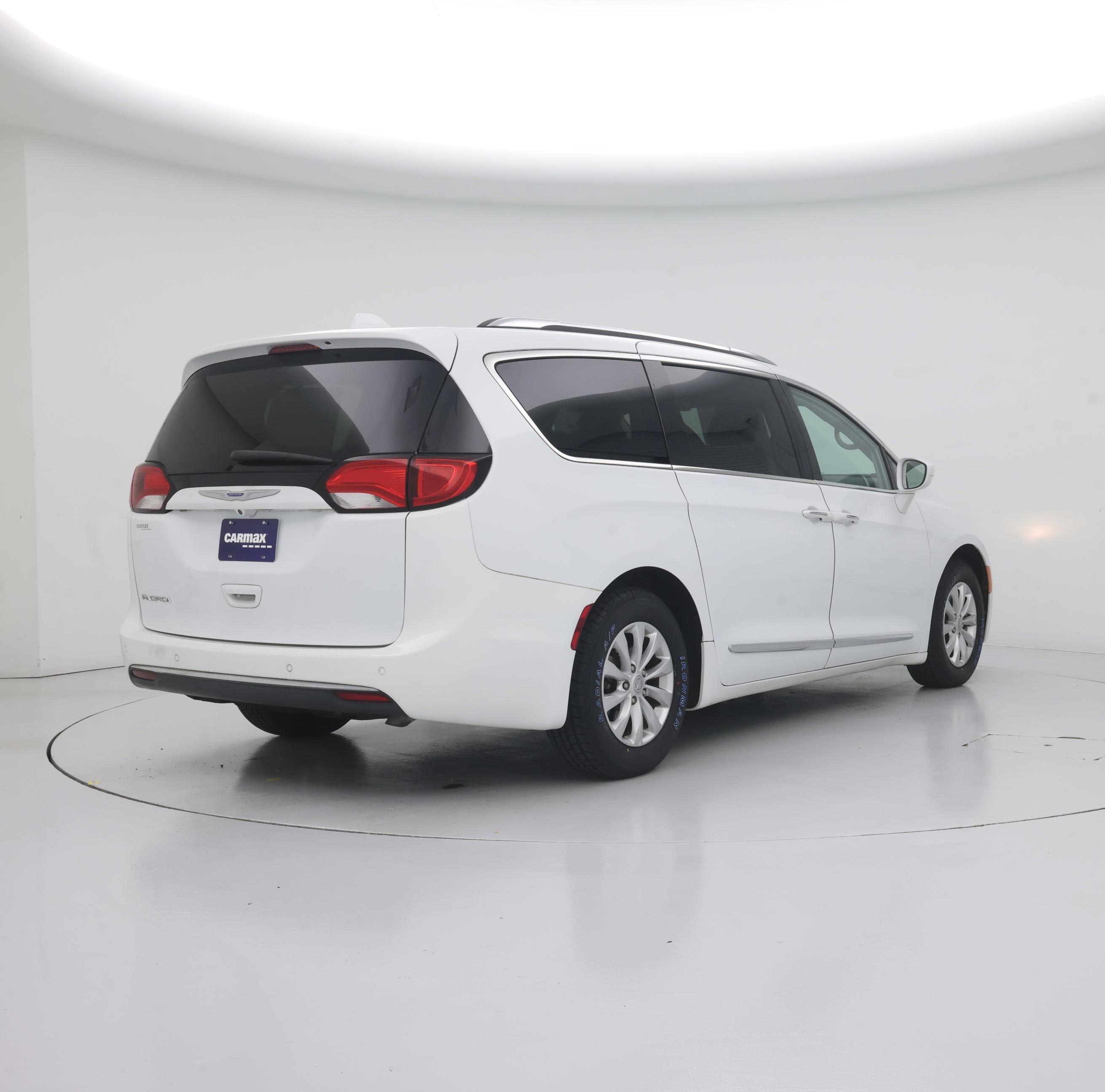 Thumbnail: 2018 Chrysler Pacifica - 8