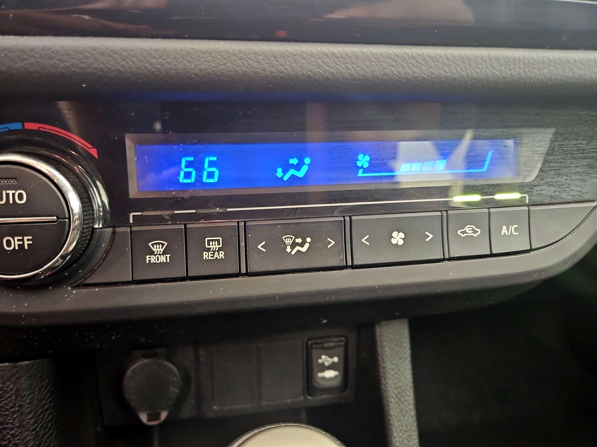 Thumbnail: 2014 Toyota Corolla - 16