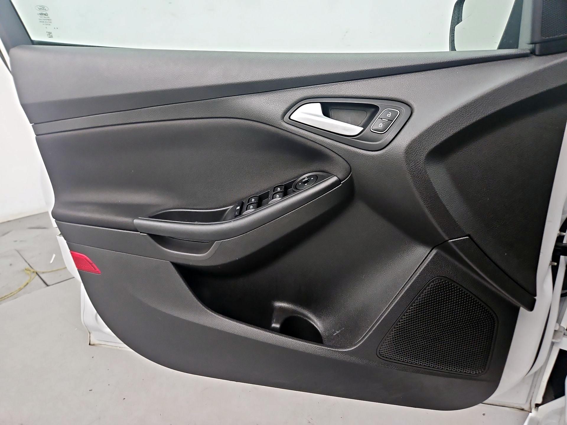Thumbnail: 2016 Ford Focus - 12