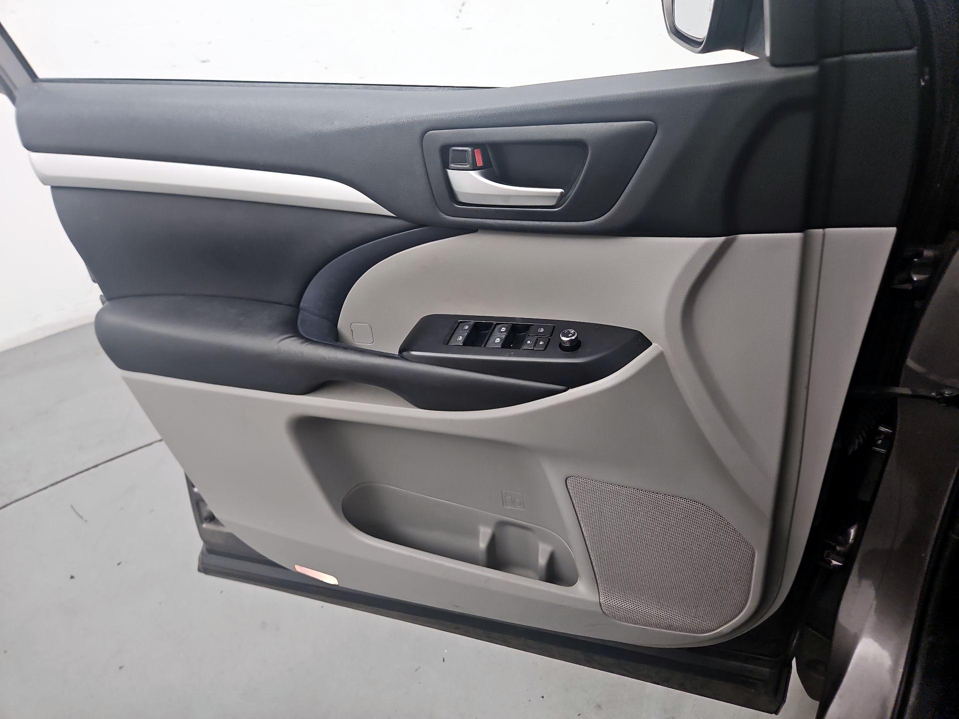 Thumbnail: 2019 Toyota Highlander - 12