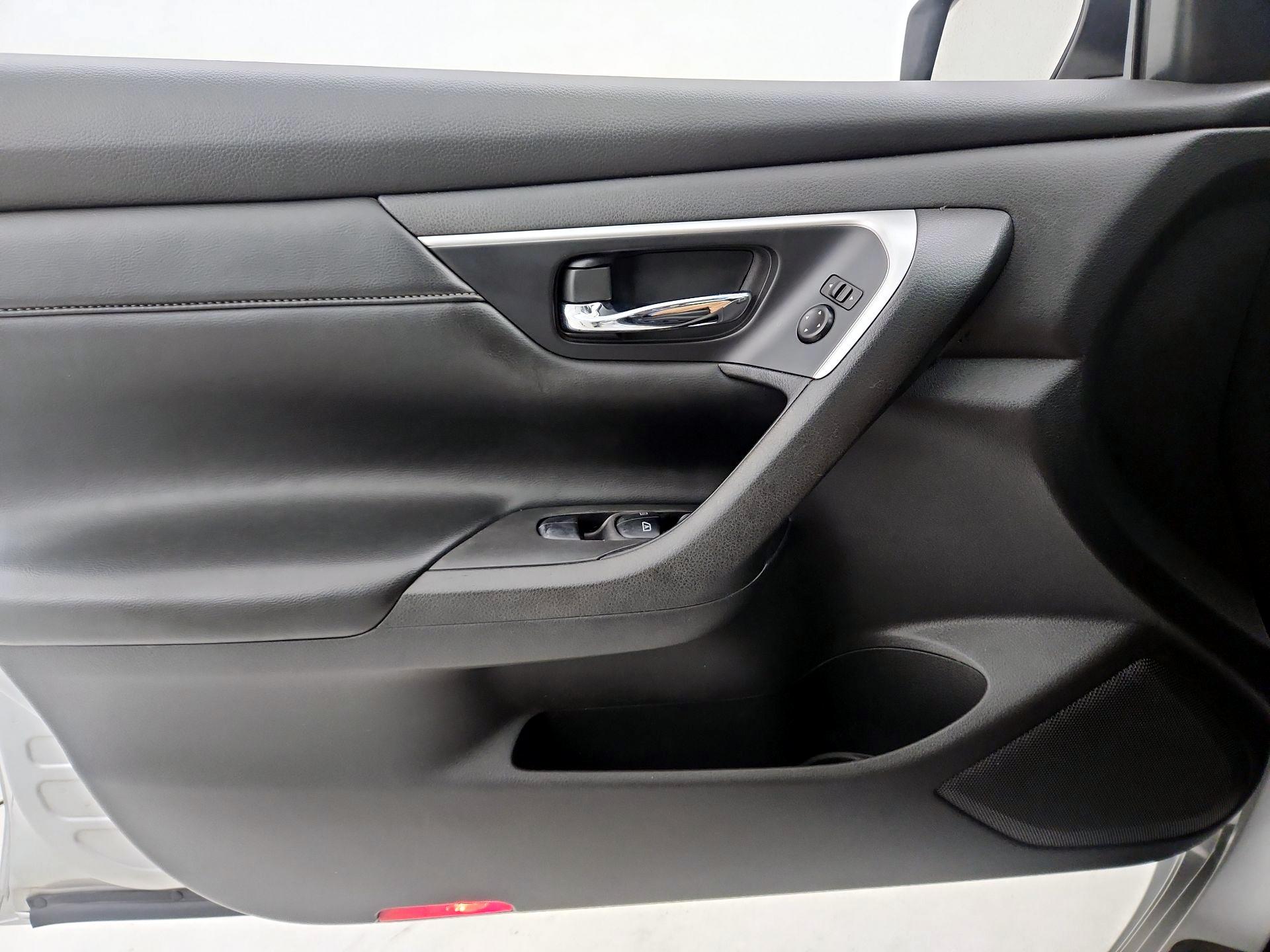 Thumbnail: 2016 Nissan Altima - 12