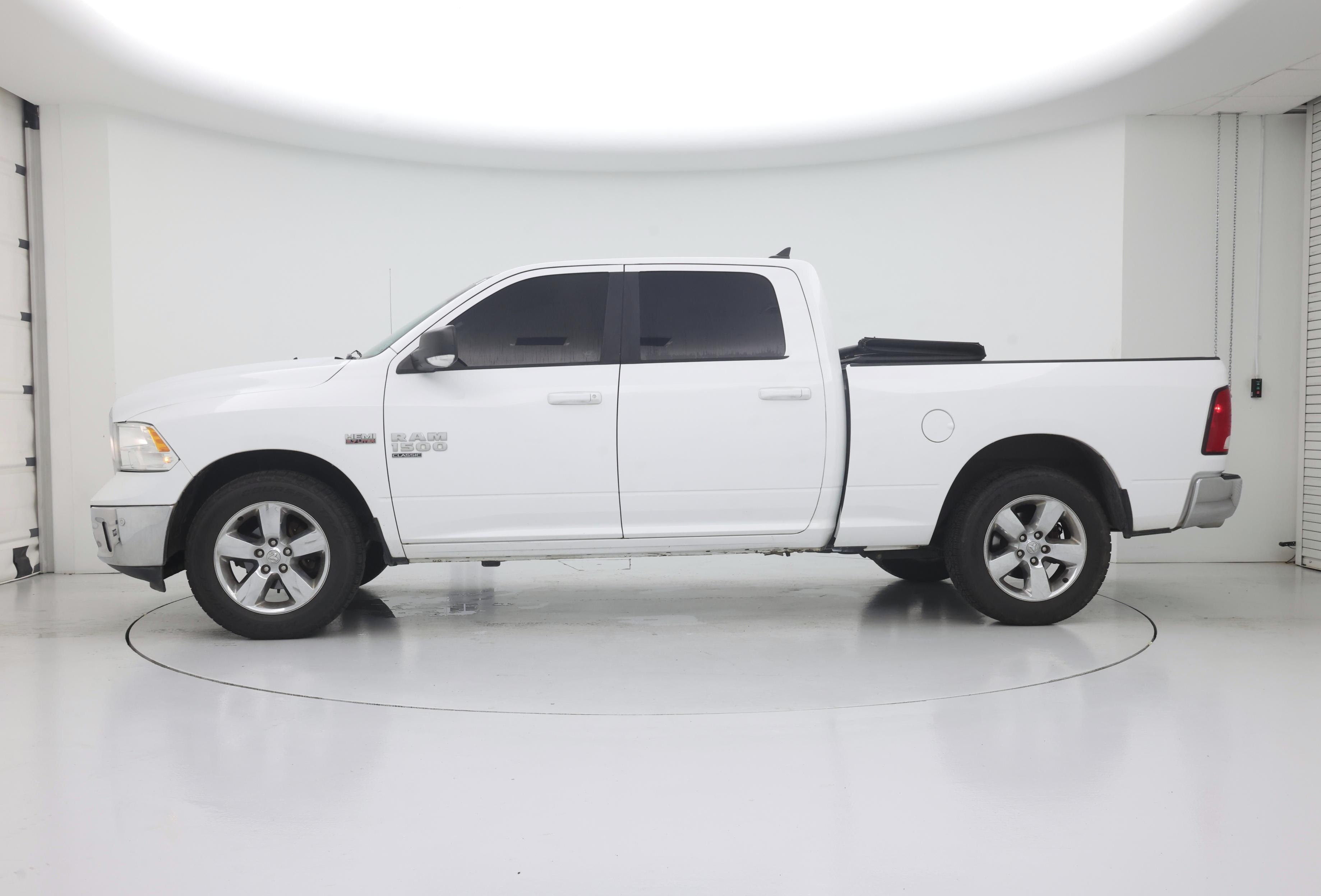 Thumbnail: 2019 RAM 1500 Classic - 3