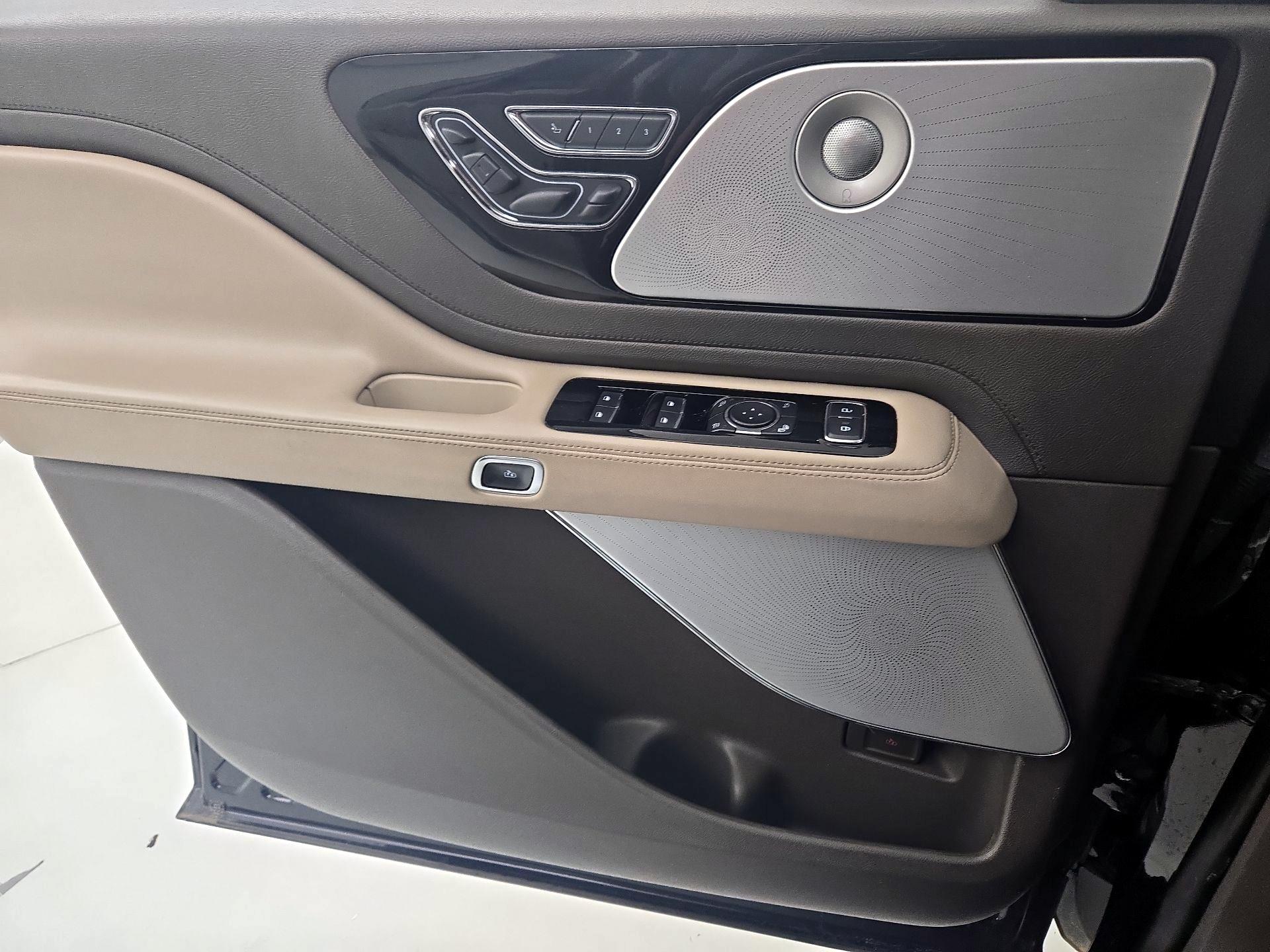 Thumbnail: 2020 Lincoln Aviator - 12