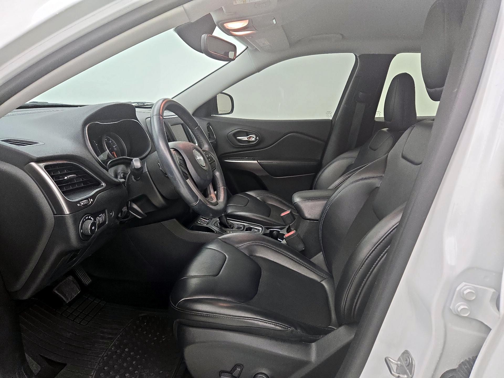 Thumbnail: 2019 Jeep Cherokee - 11