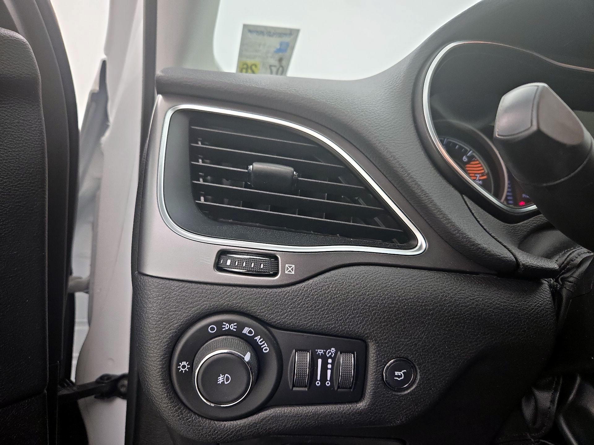 Thumbnail: 2019 Jeep Cherokee - 13