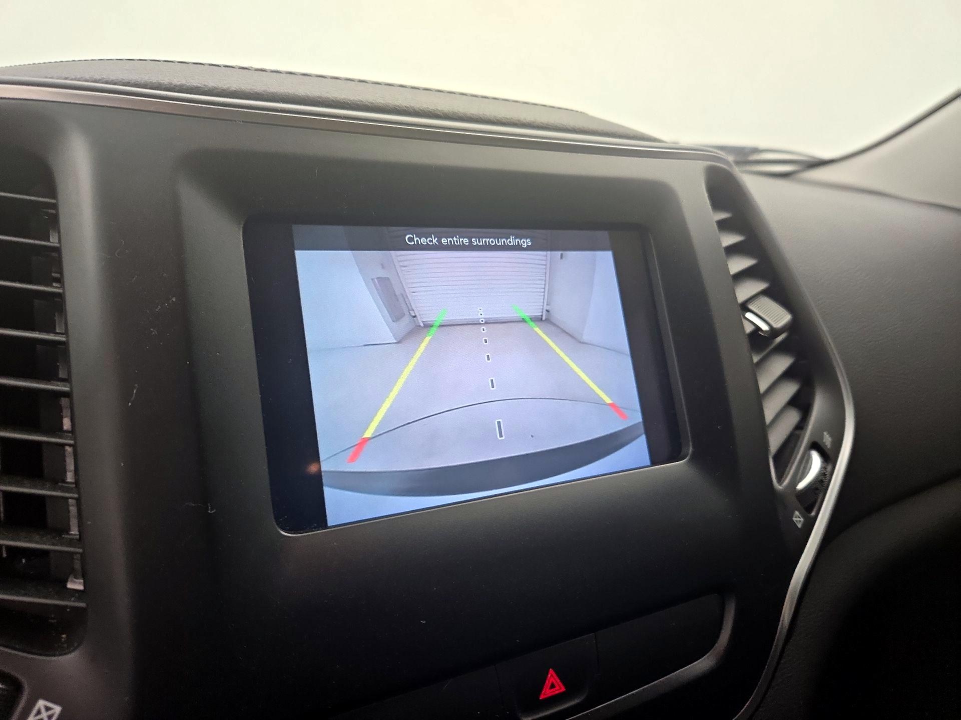 Thumbnail: 2019 Jeep Cherokee - 14