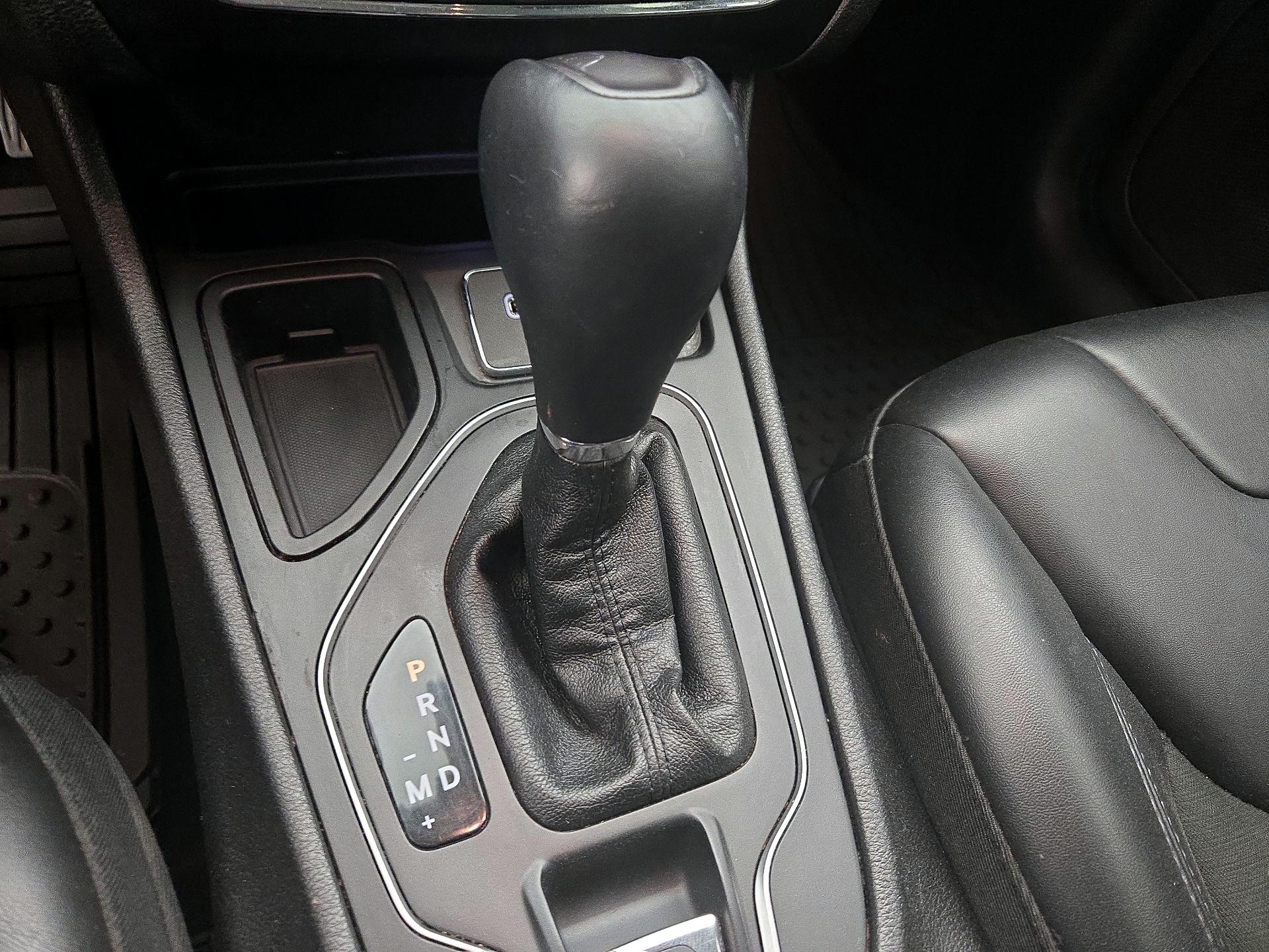 Thumbnail: 2019 Jeep Cherokee - 17