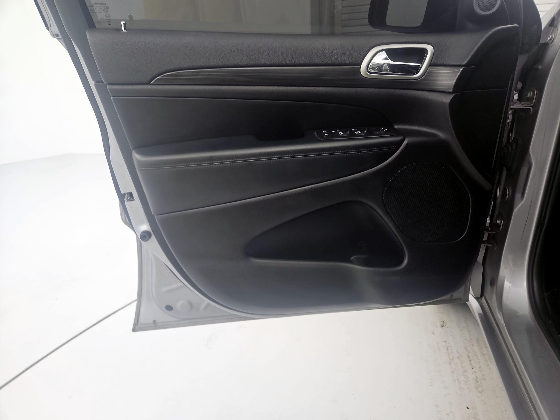 Thumbnail: 2019 Jeep Grand Cherokee - 12