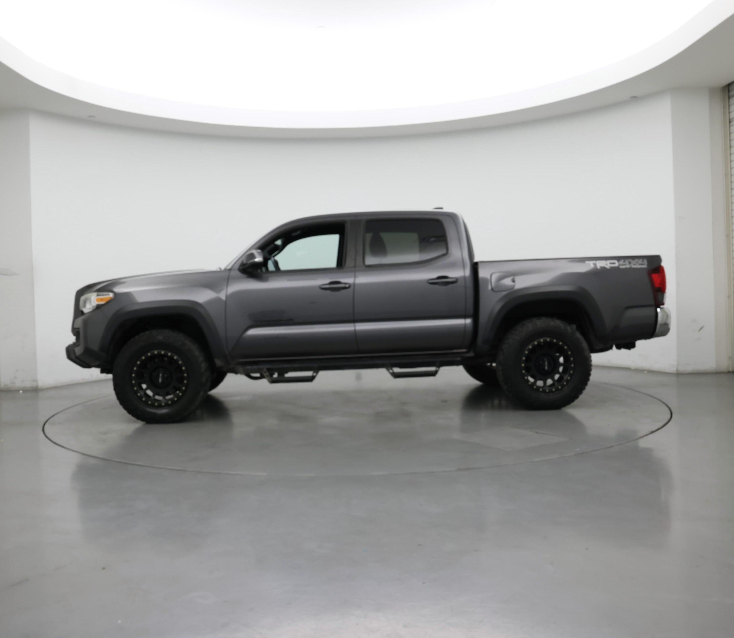 Thumbnail: 2018 Toyota Tacoma - 3