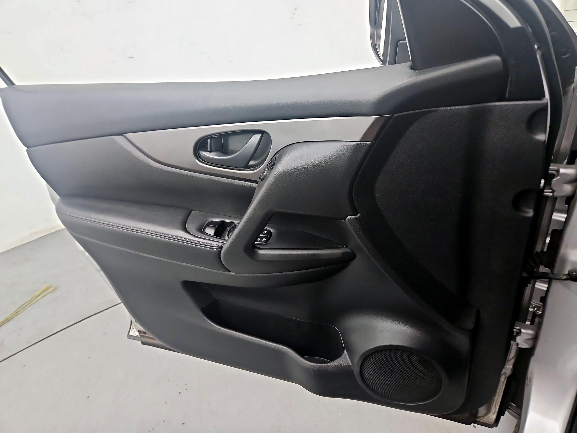 Thumbnail: 2017 Nissan Rogue Sport - 12