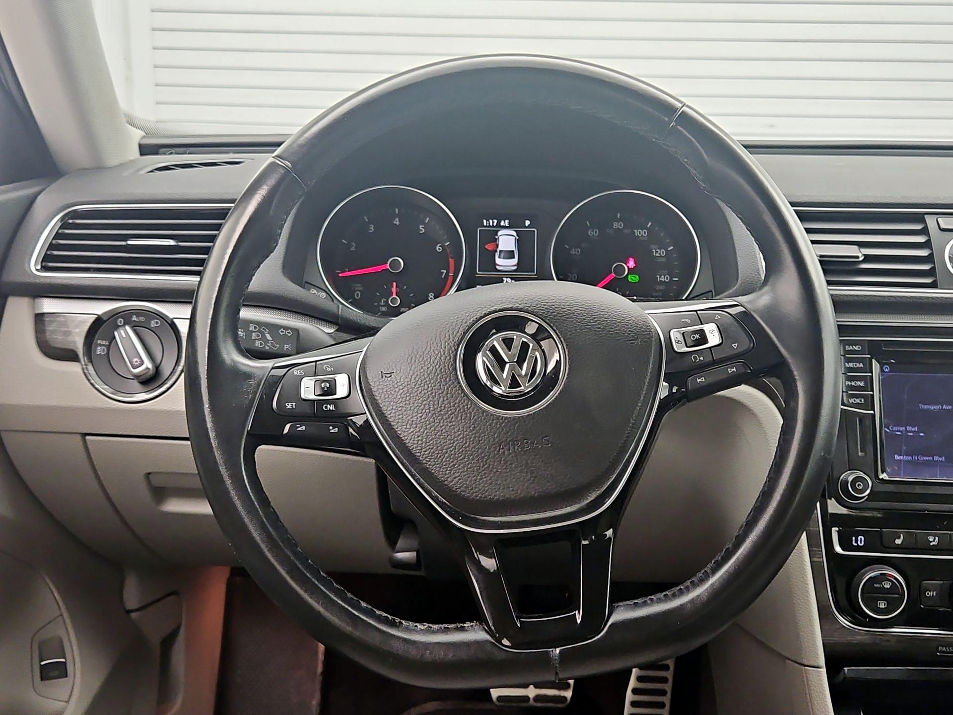 Thumbnail: 2017 Volkswagen Passat - 10
