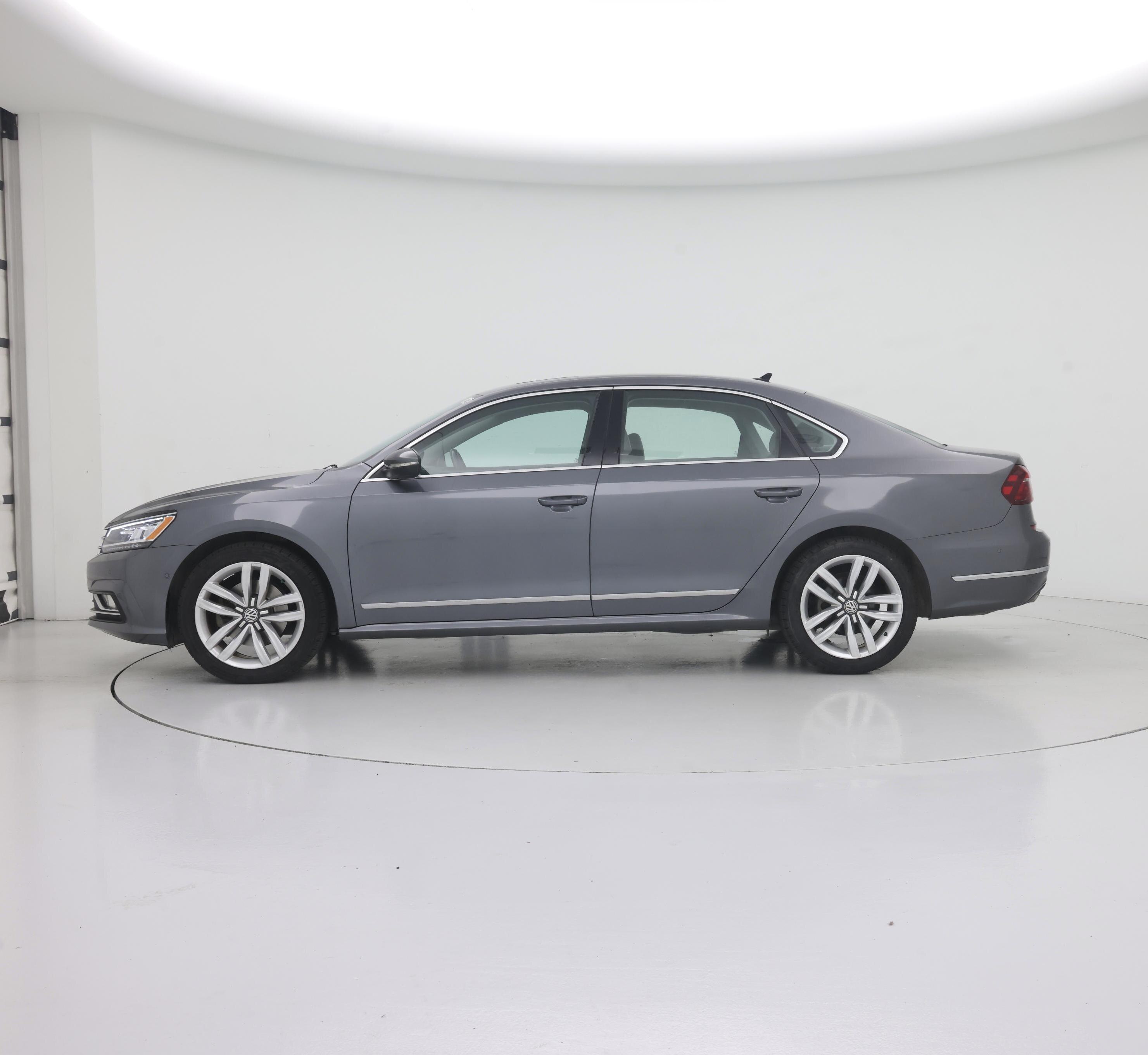 Thumbnail: 2017 Volkswagen Passat - 3