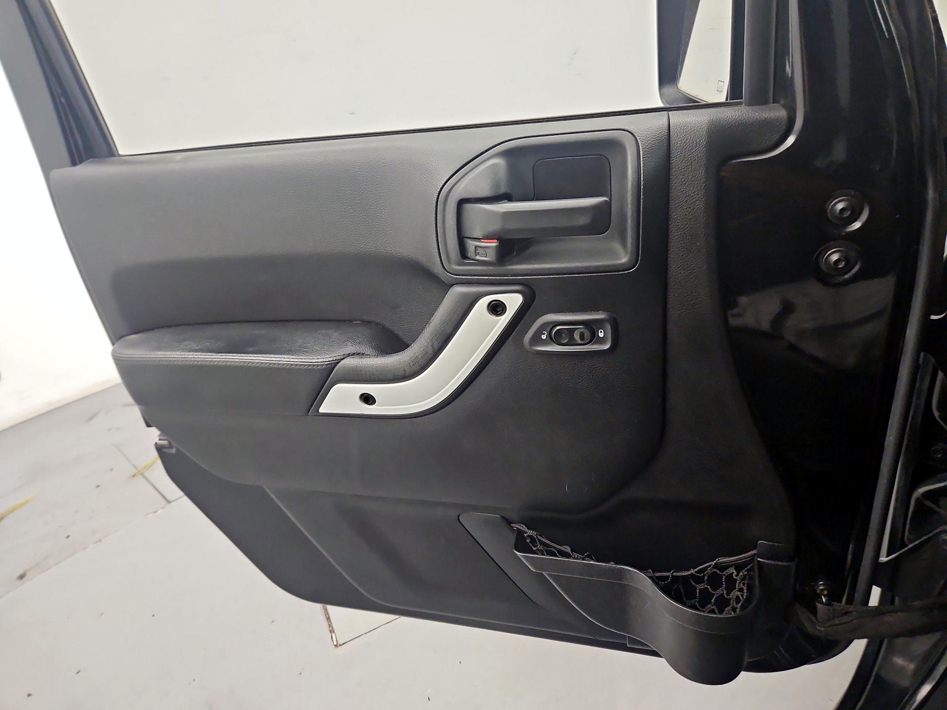 Thumbnail: 2015 Jeep Wrangler - 12