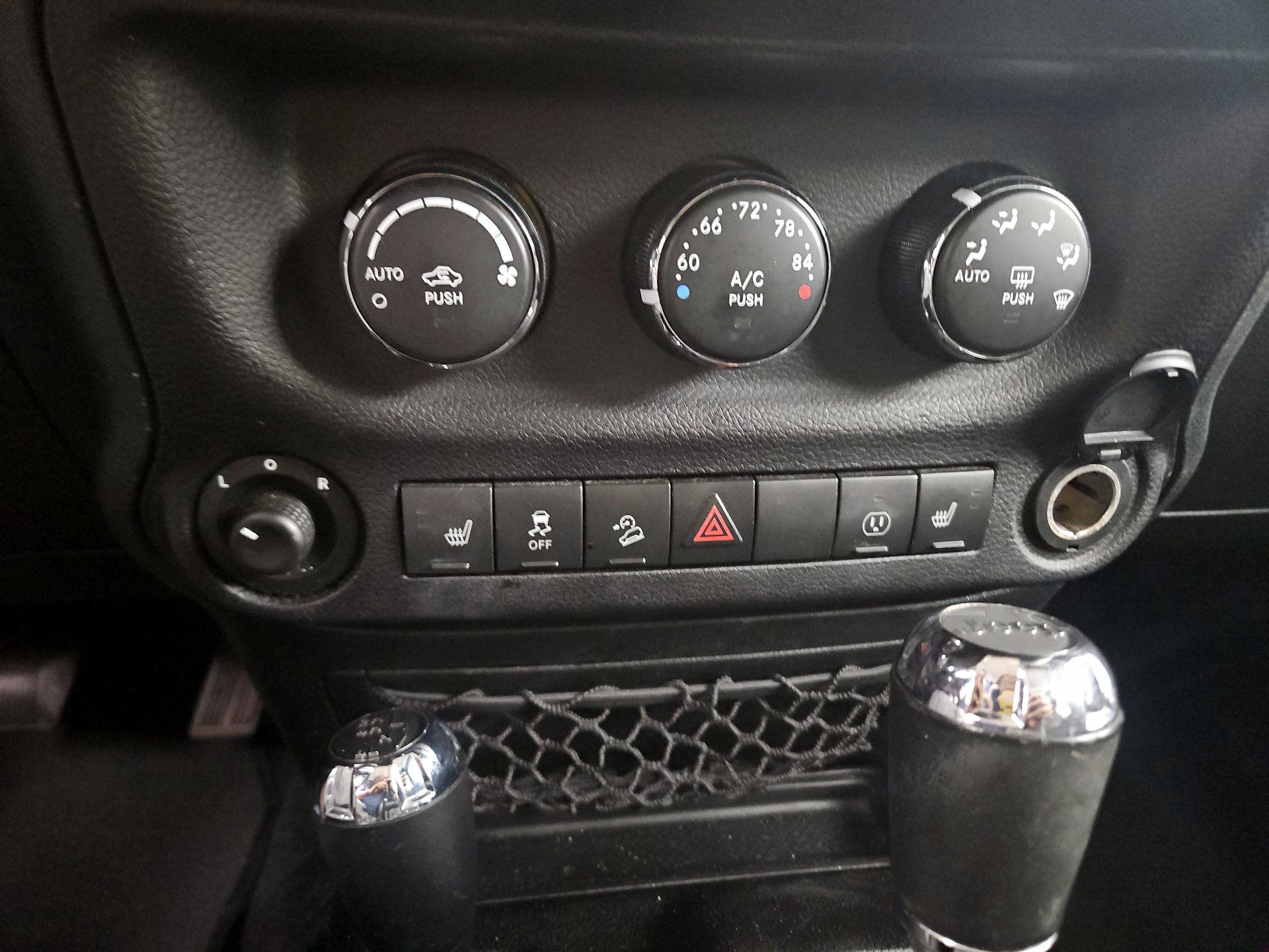 Thumbnail: 2015 Jeep Wrangler - 14
