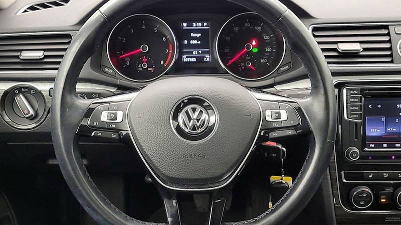 2016 Volkswagen Passat SE 10