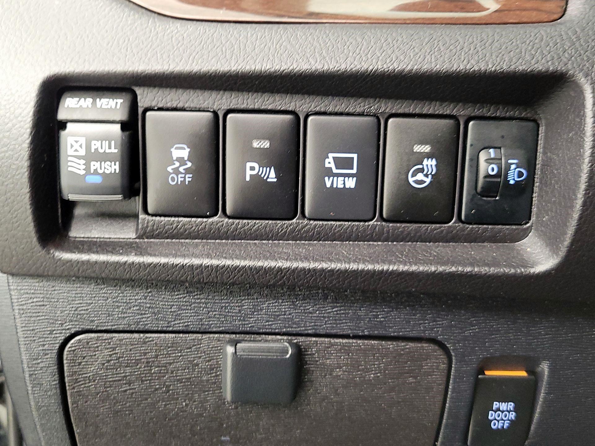 Thumbnail: 2018 Toyota Sienna - 13