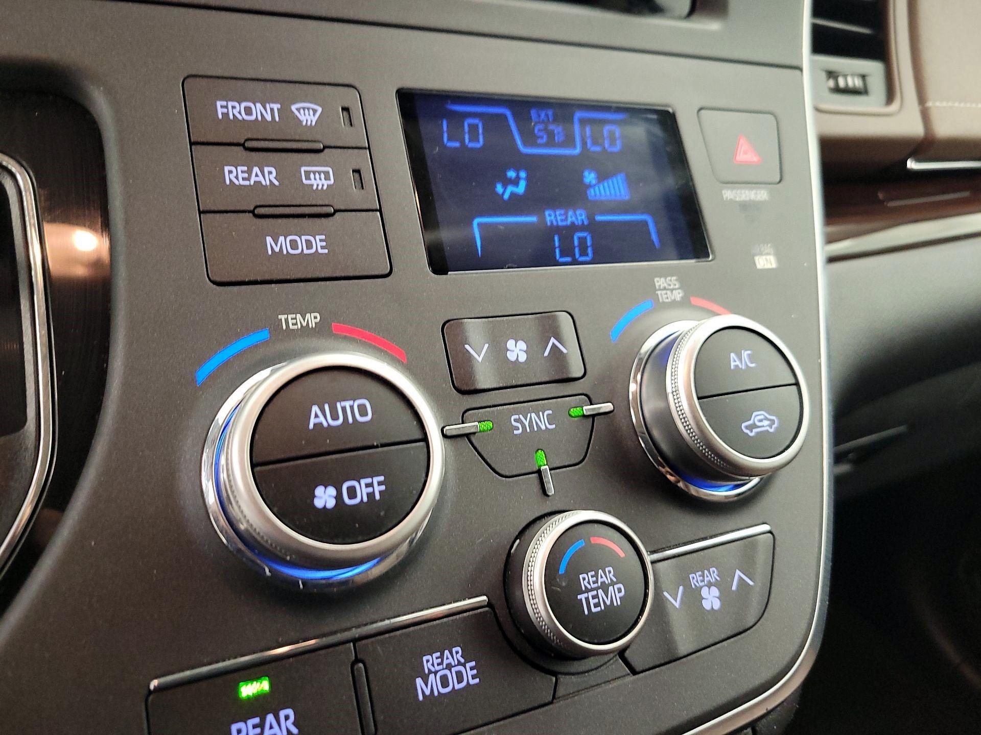 Thumbnail: 2018 Toyota Sienna - 17