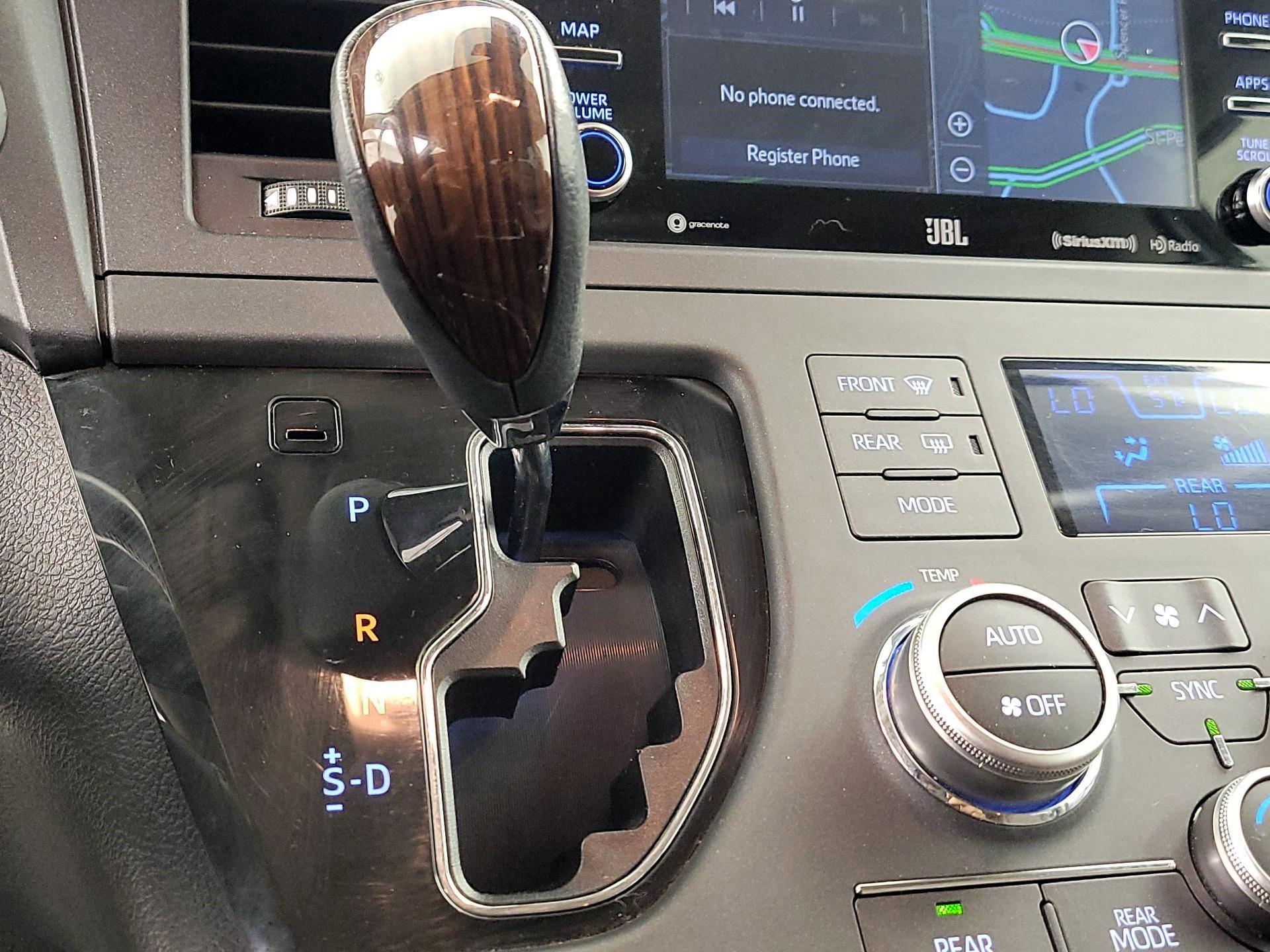 Thumbnail: 2018 Toyota Sienna - 18