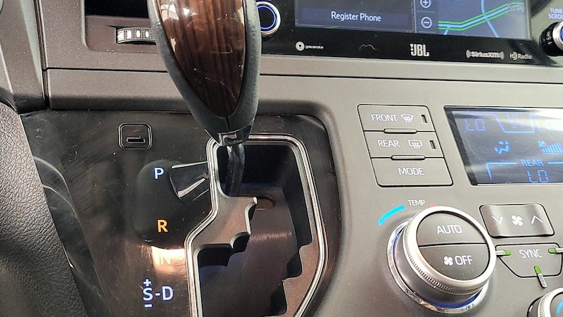 2018 Toyota Sienna Limited 18