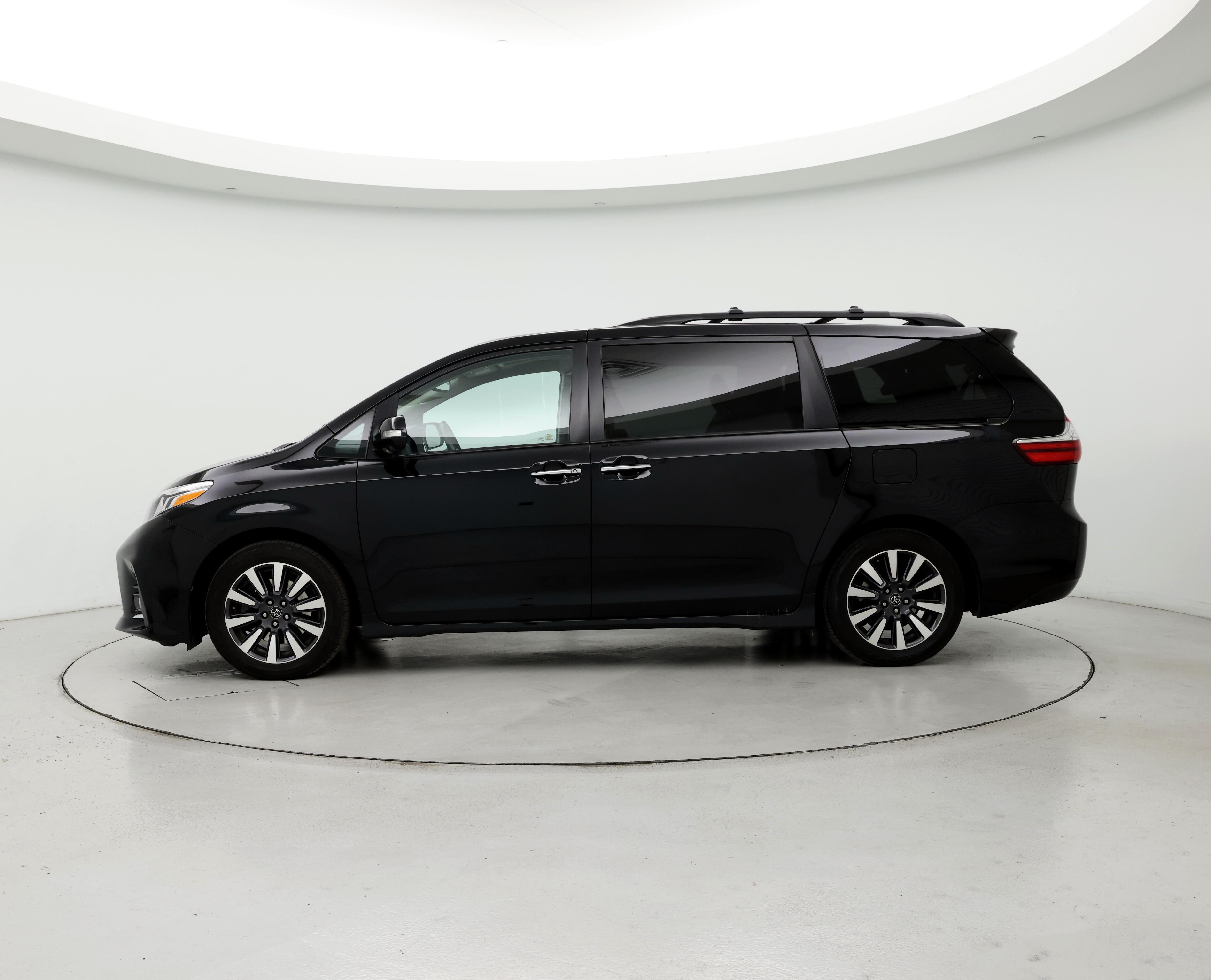 Thumbnail: 2018 Toyota Sienna - 3