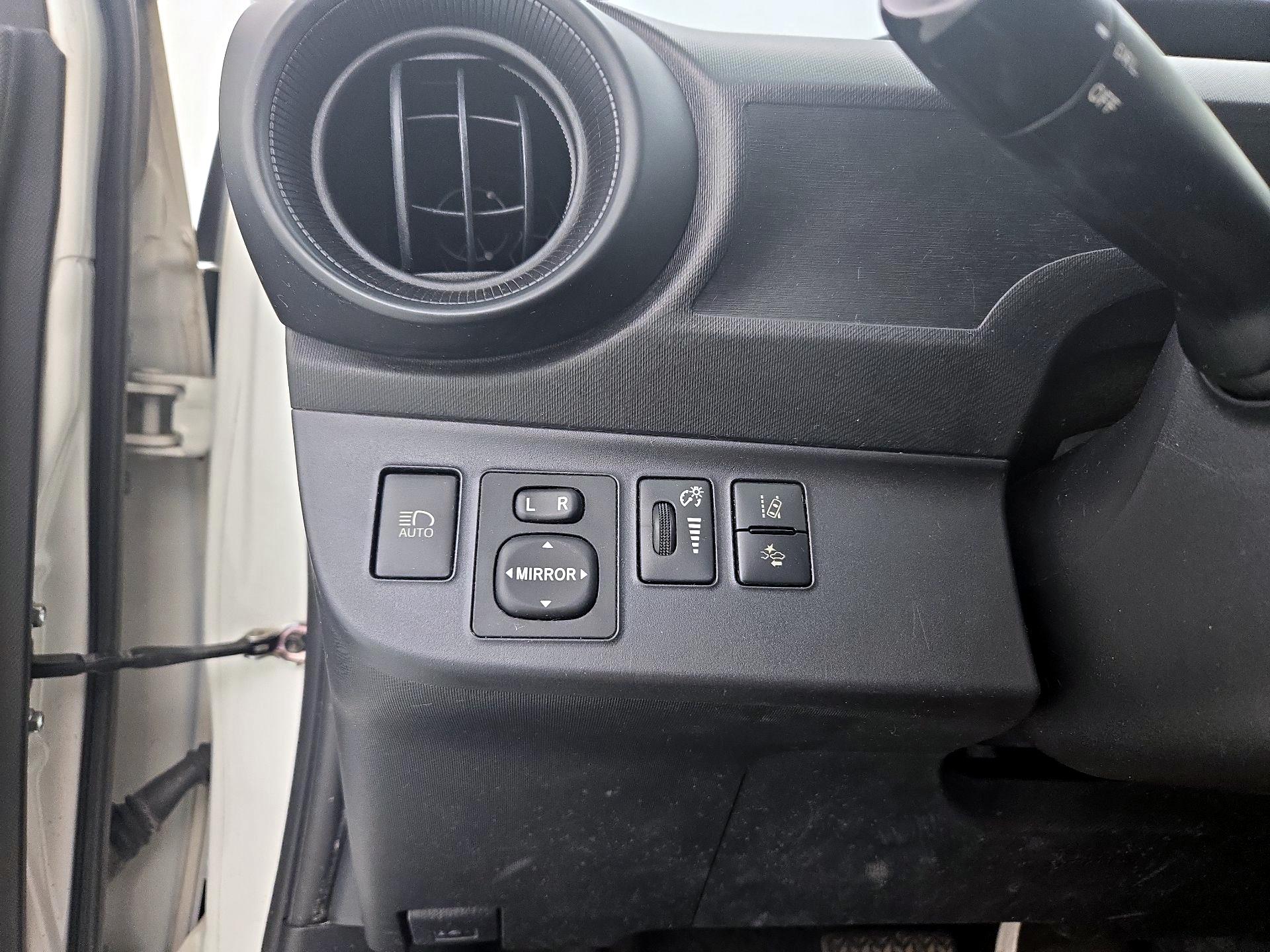 Thumbnail: 2018 Toyota Prius c - 13