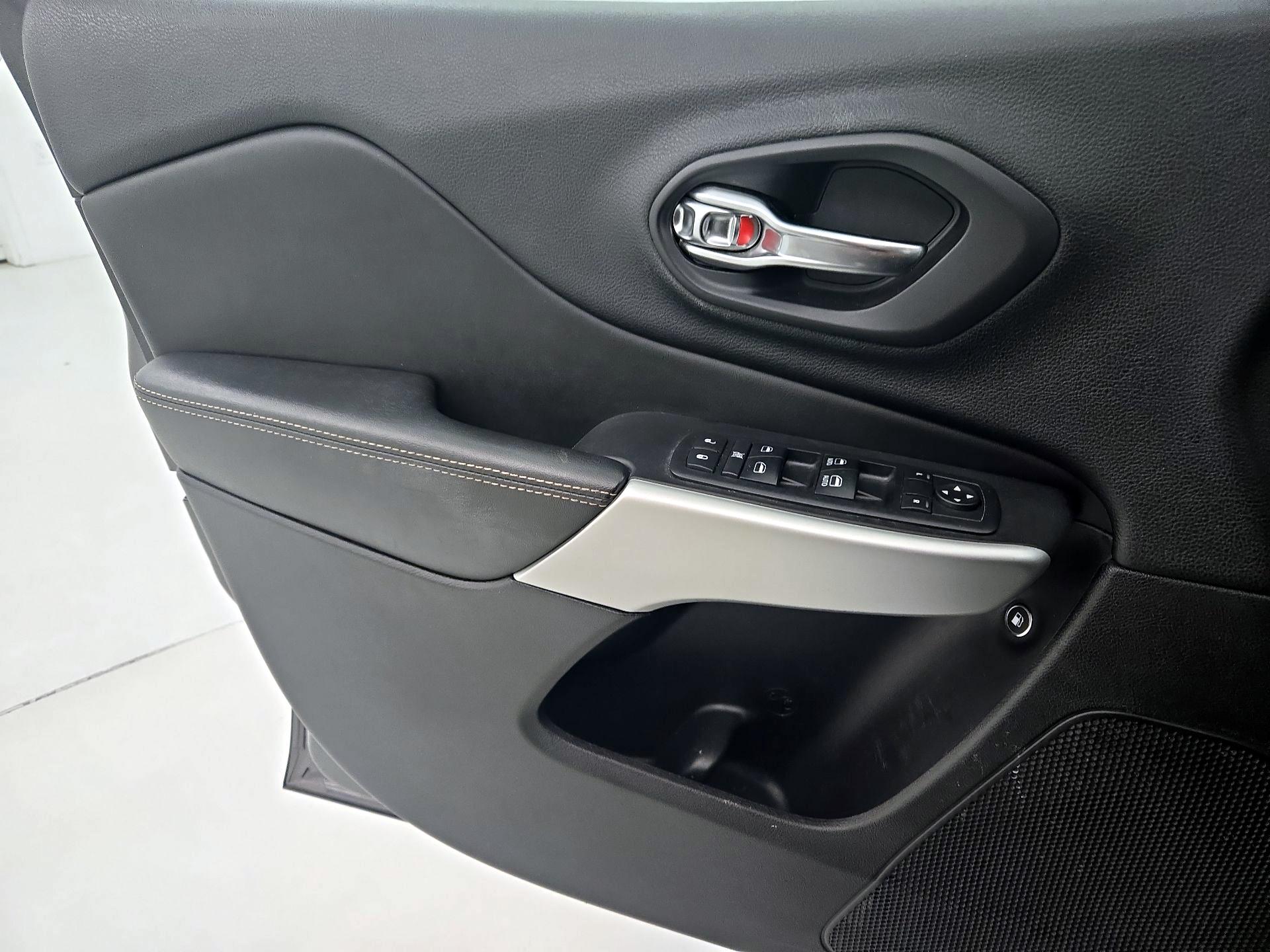 Thumbnail: 2018 Jeep Cherokee - 12