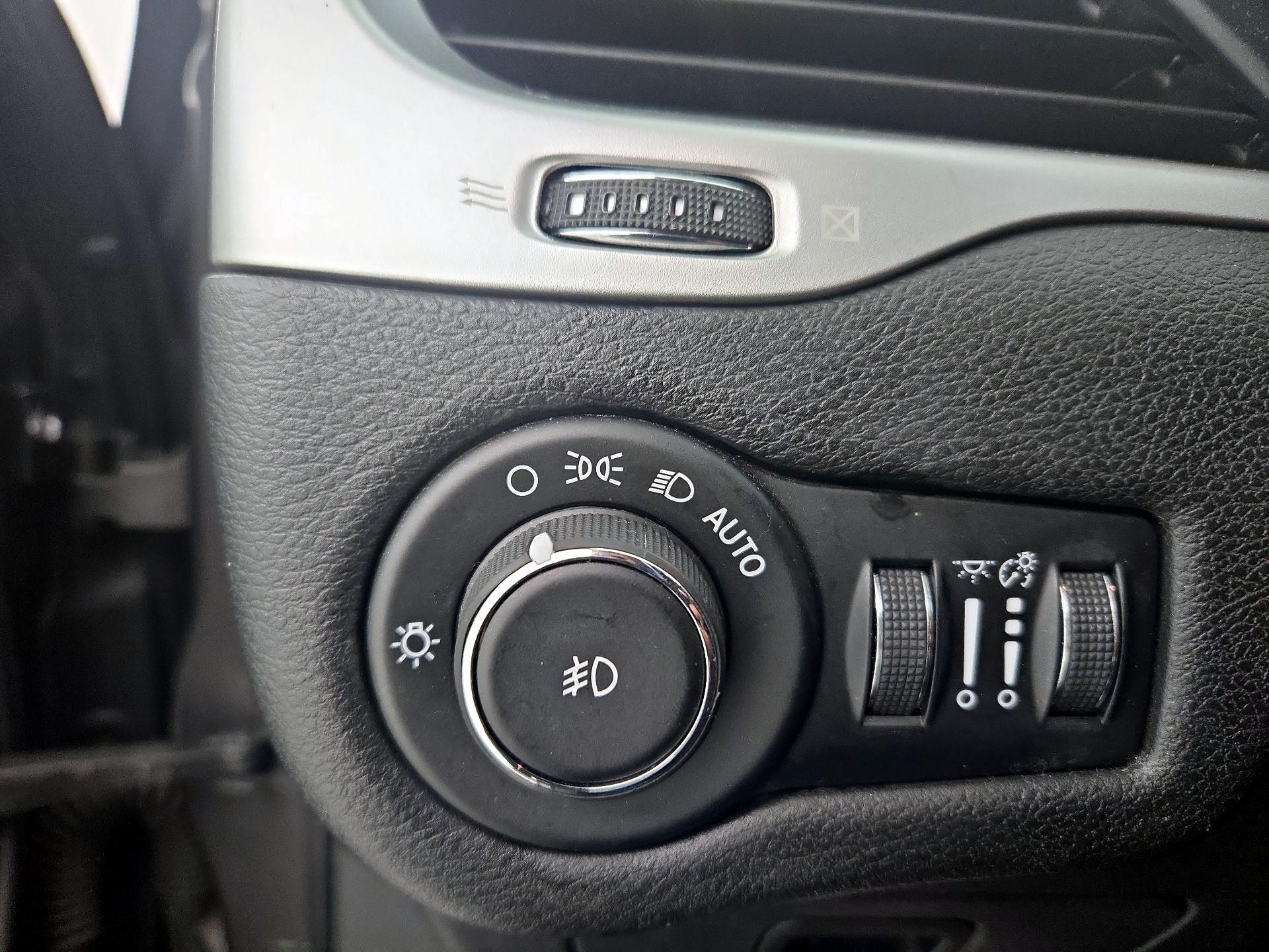 Thumbnail: 2018 Jeep Cherokee - 13