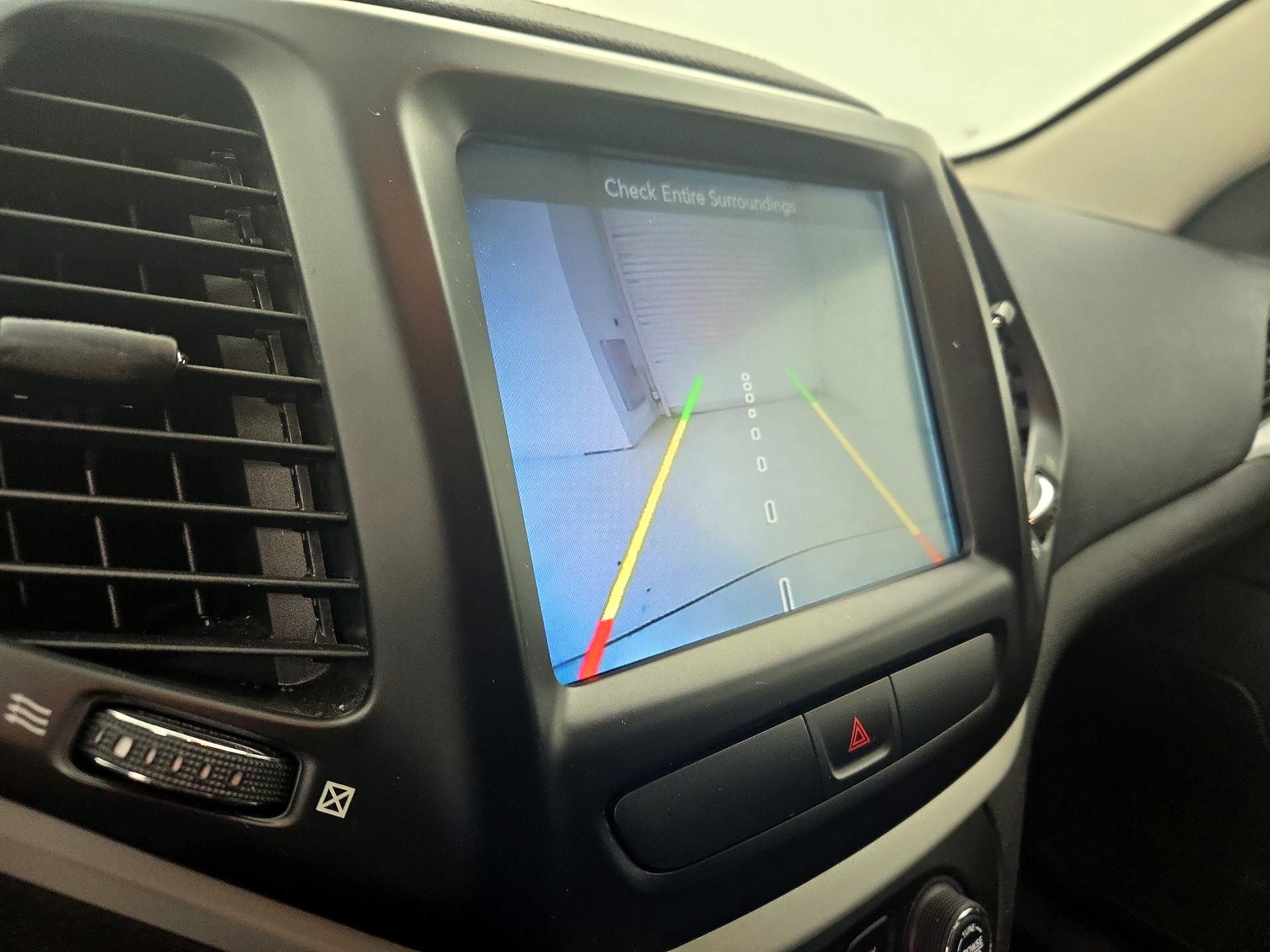 Thumbnail: 2018 Jeep Cherokee - 14