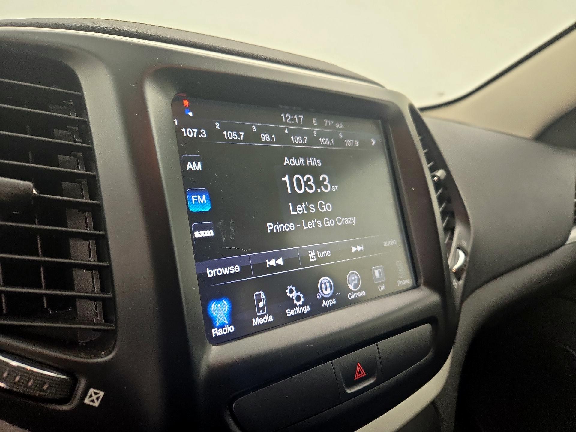 Thumbnail: 2018 Jeep Cherokee - 15