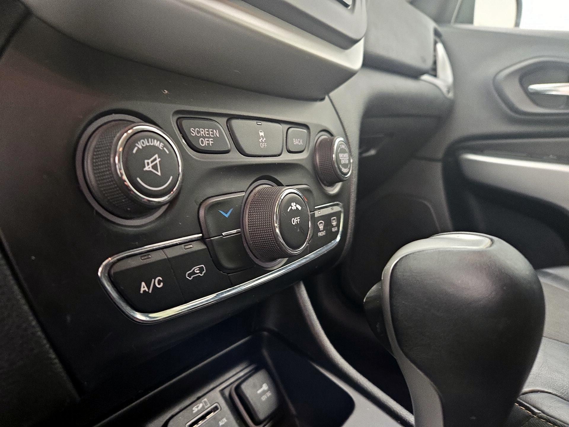 Thumbnail: 2018 Jeep Cherokee - 16