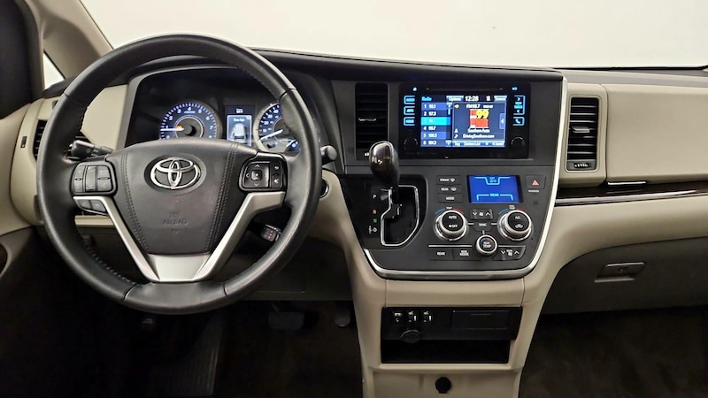 2017 Toyota Sienna XLE 9