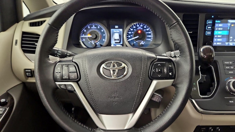 2017 Toyota Sienna XLE 10