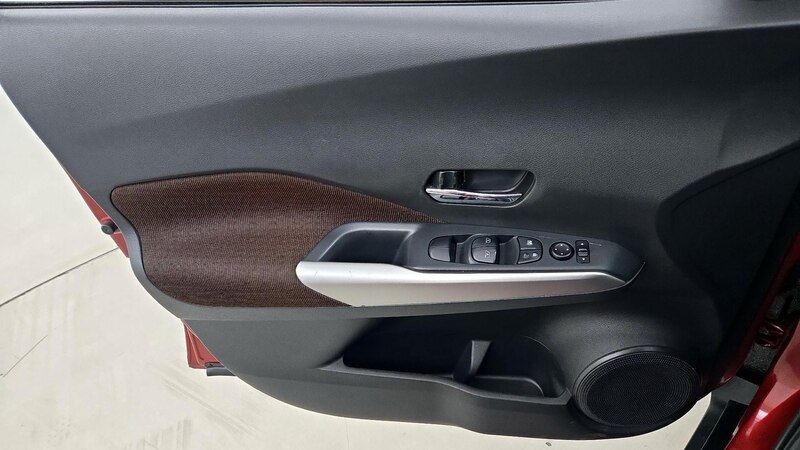 2020 Nissan Kicks SR 12