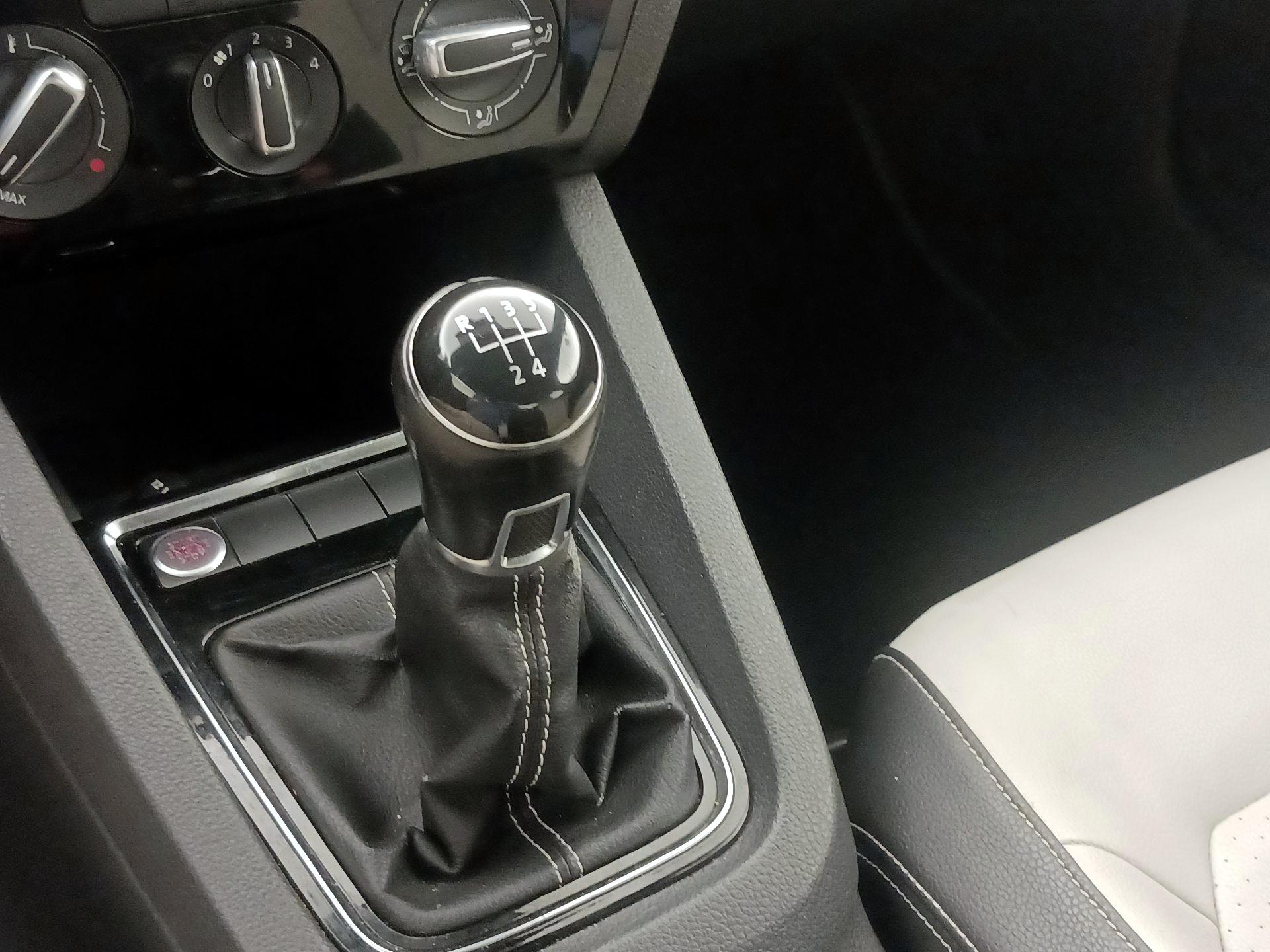 Thumbnail: 2015 Volkswagen Jetta - 18