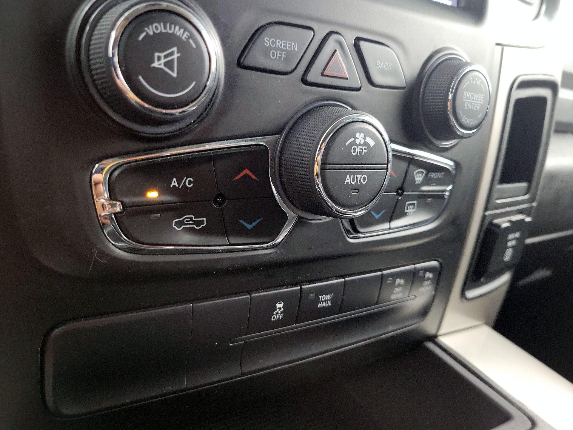 Thumbnail: 2019 RAM 1500 Classic - 16