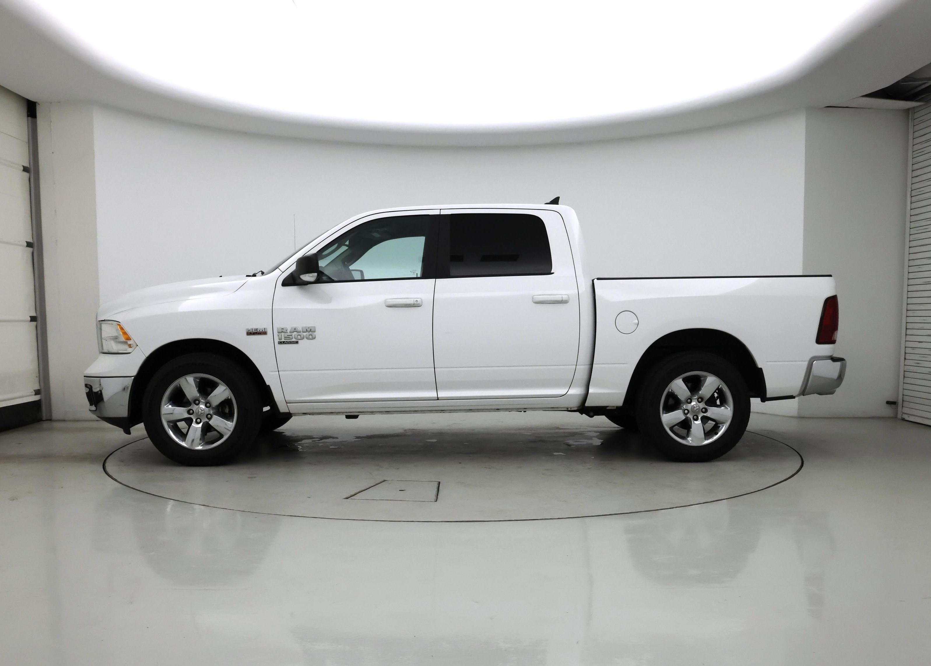 Thumbnail: 2019 RAM 1500 Classic - 3