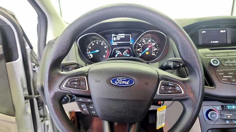 2016 Ford Focus SE 10