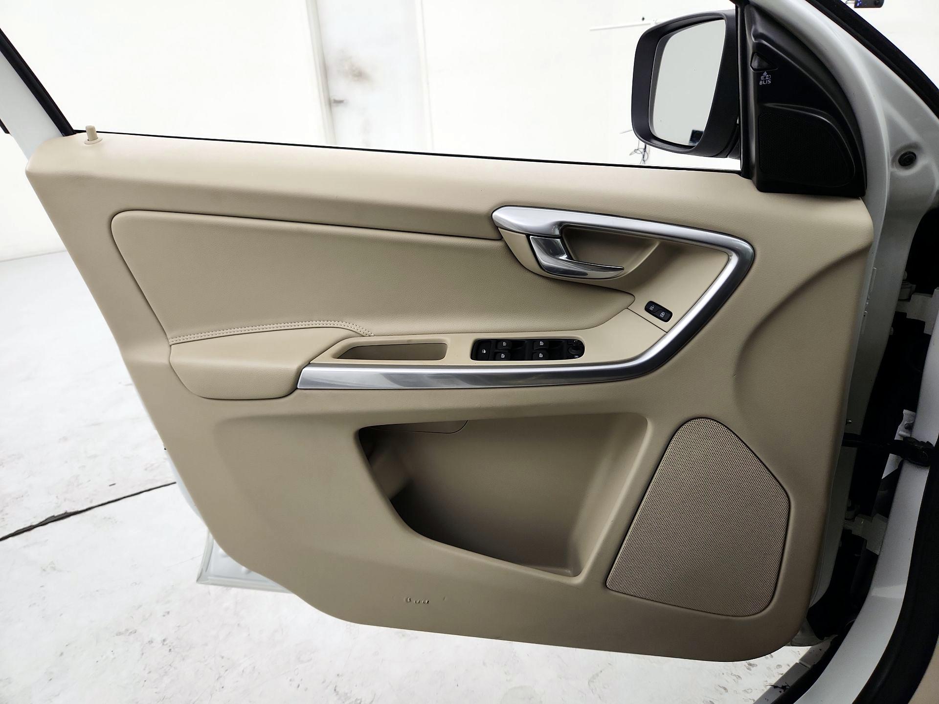 Thumbnail: 2015 Volvo XC60 - 12