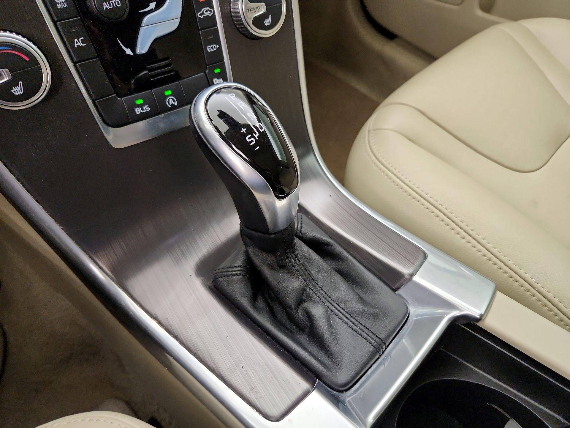 Thumbnail: 2015 Volvo XC60 - 17